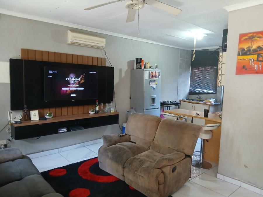 2 Bedroom Property for Sale in Oos Einde North West